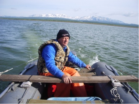 С.И. Субботин на учетной съёмке молоди тихоокеанских лососей